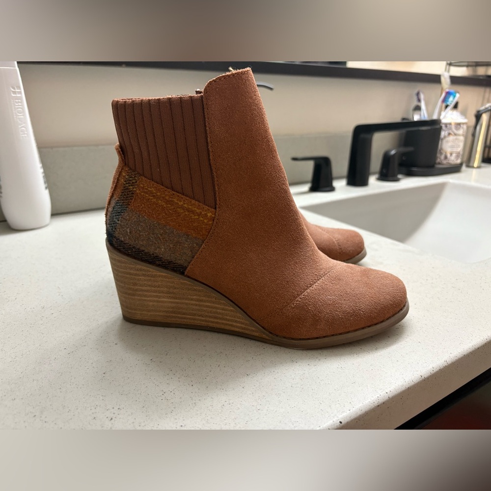 Toms size 6 Brown Wedge Ankle Boots